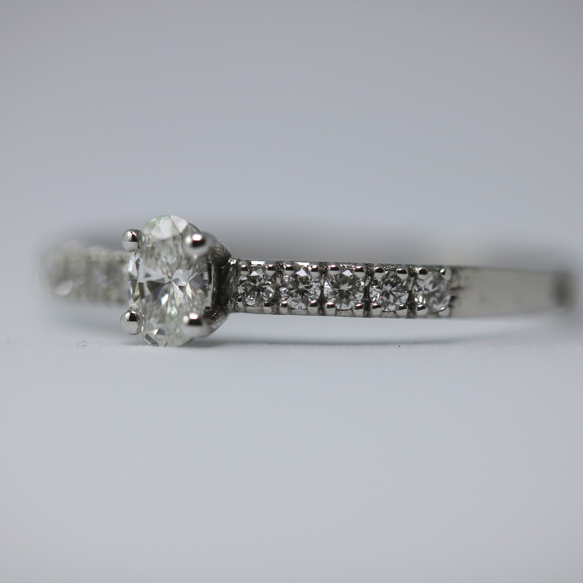 טבעת אירוסין יהלום אובלי – תמונה 4