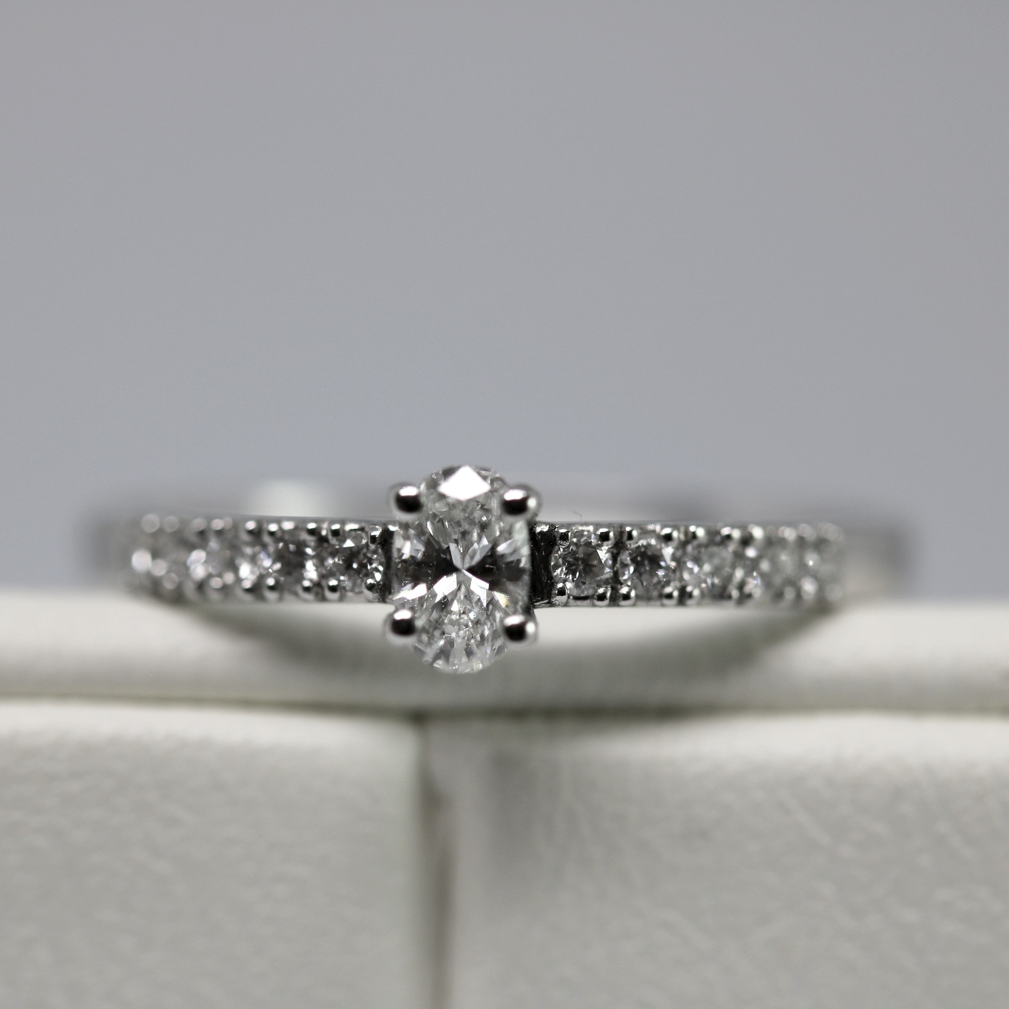 טבעת אירוסין יהלום אובלי – תמונה 5