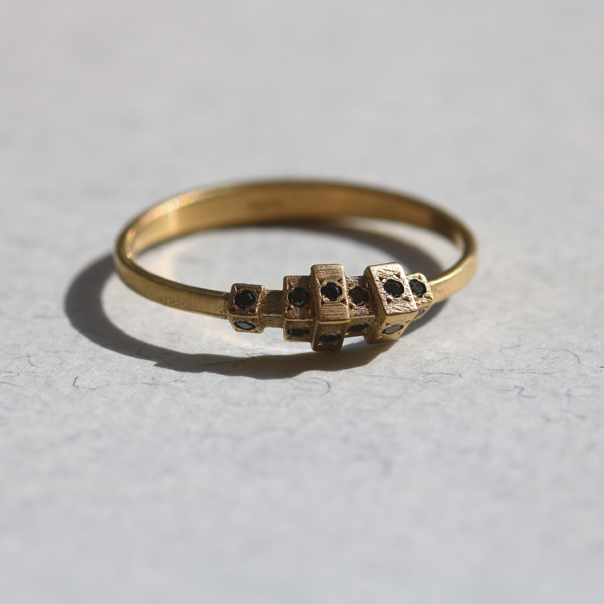 טבעת פירמידות יהלומים שחורים