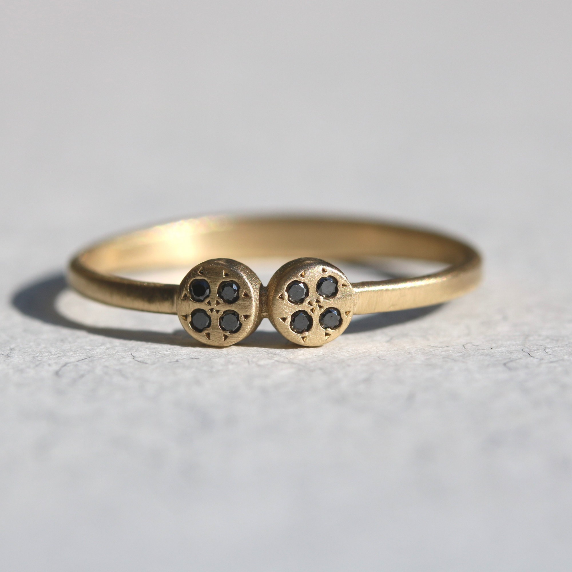 טבעת קוביות עגולות יהלומים שחורים – תמונה 2