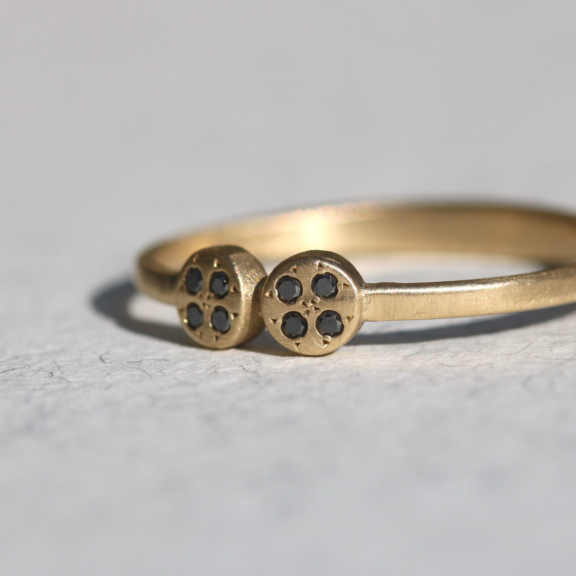 טבעת קוביות עגולות יהלומים שחורים