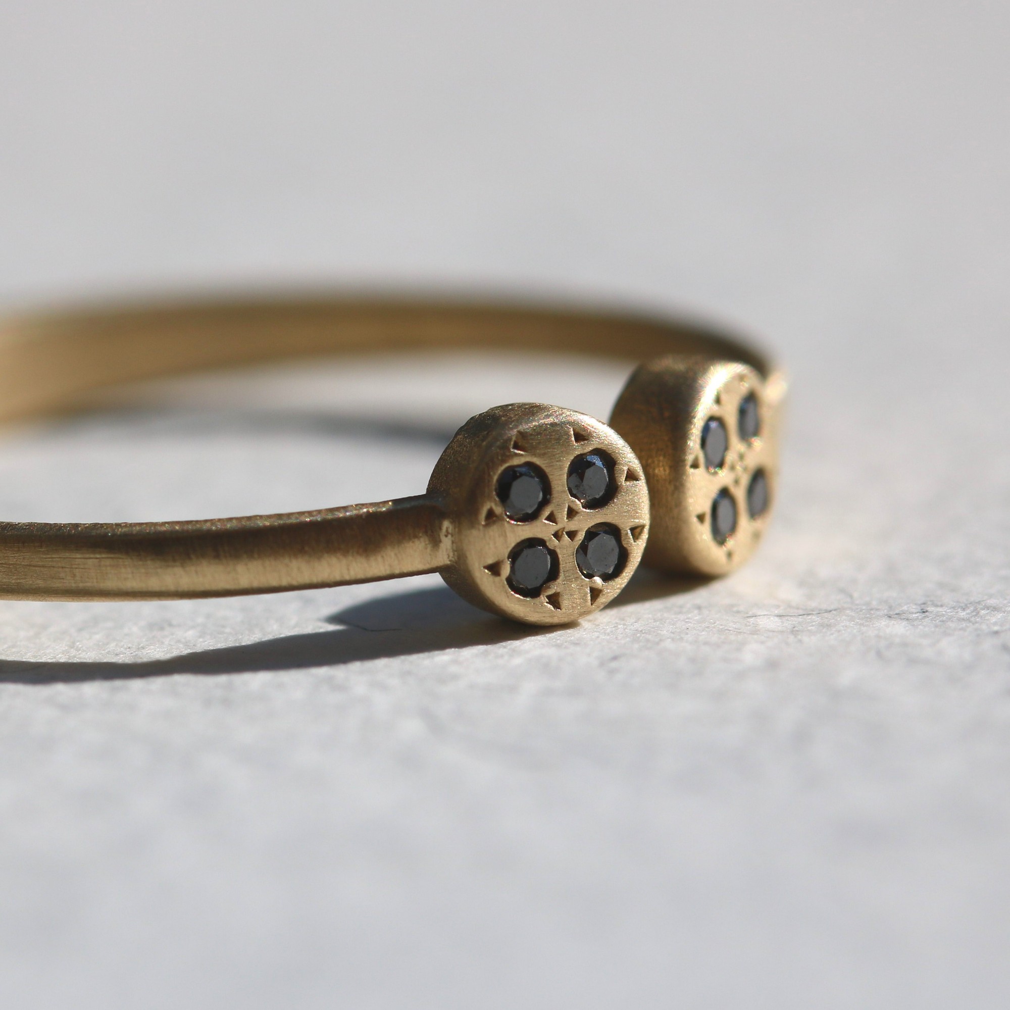 טבעת קוביות עגולות יהלומים שחורים – תמונה 4