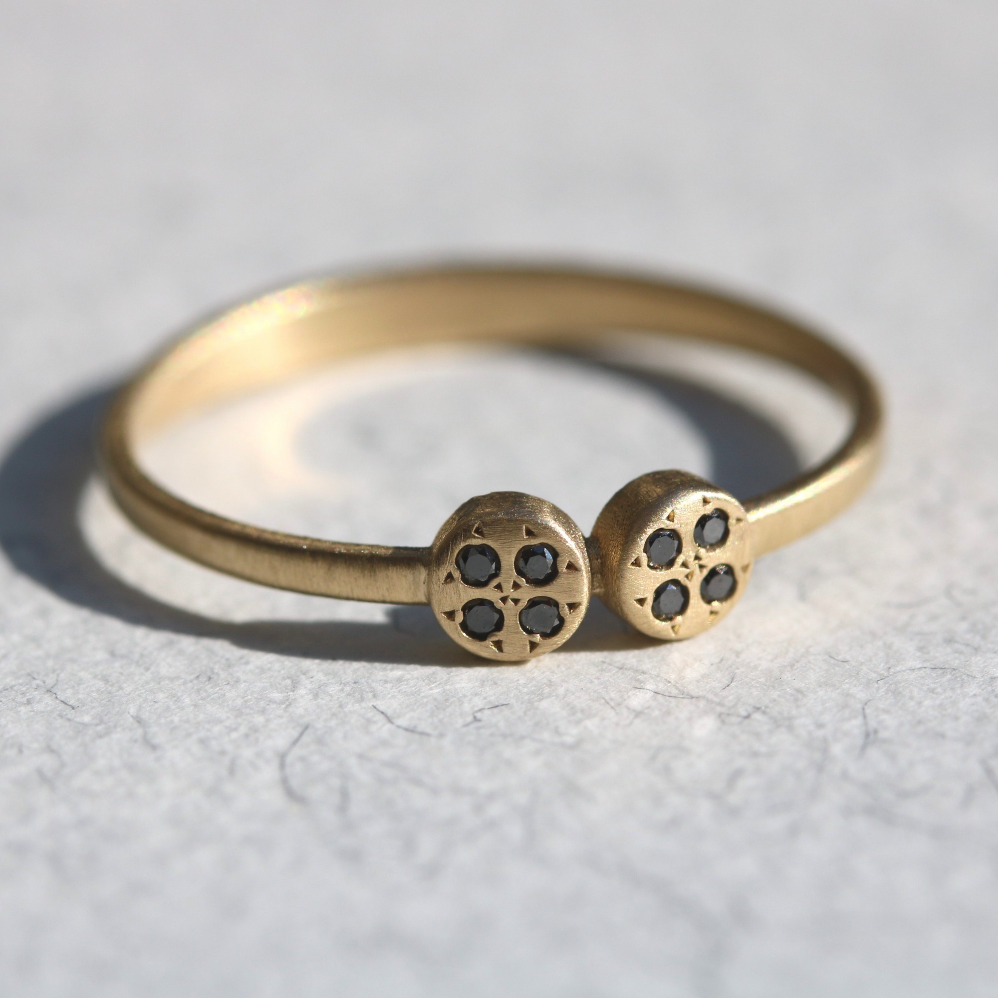 טבעת קוביות עגולות יהלומים שחורים – תמונה 3