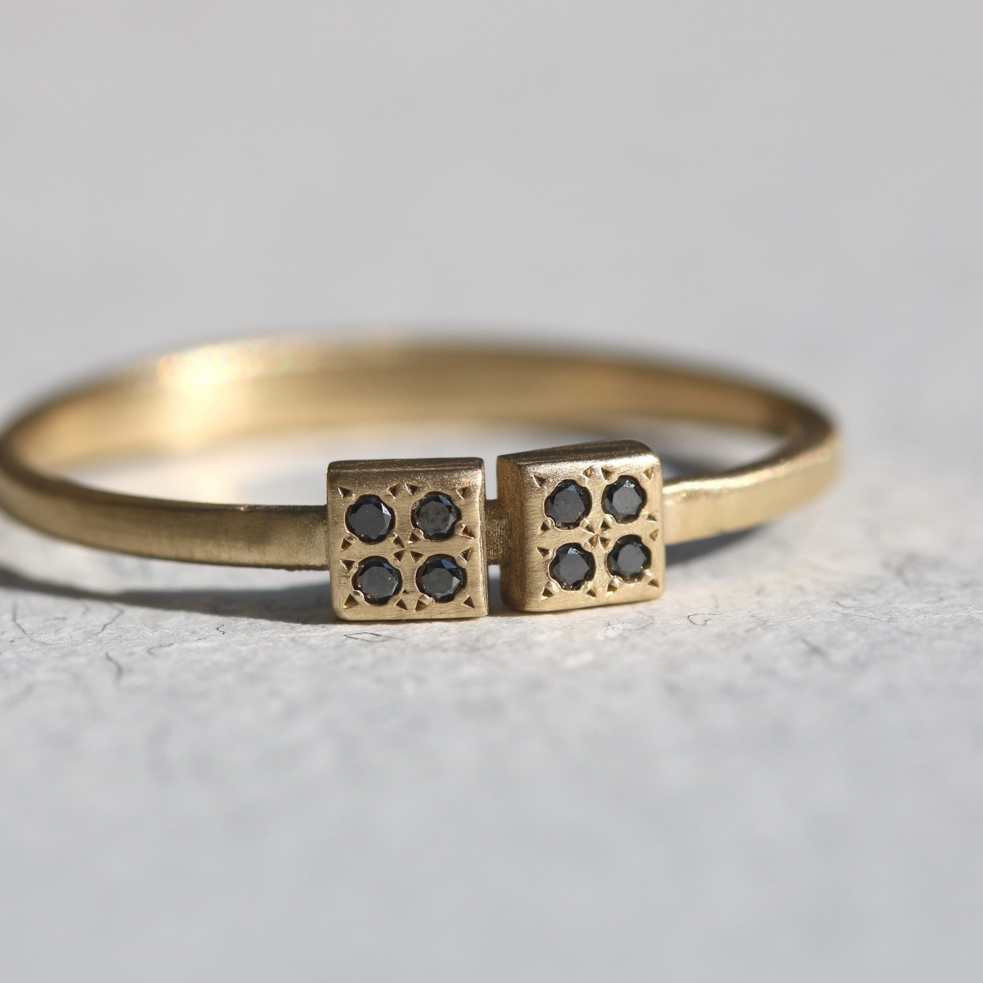 טבעת קוביות מרובעות יהלומים שחורים – תמונה 4