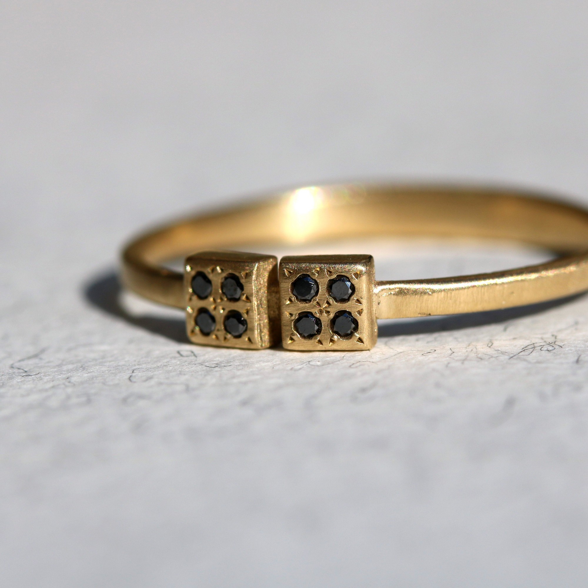טבעת קוביות מרובעות יהלומים שחורים