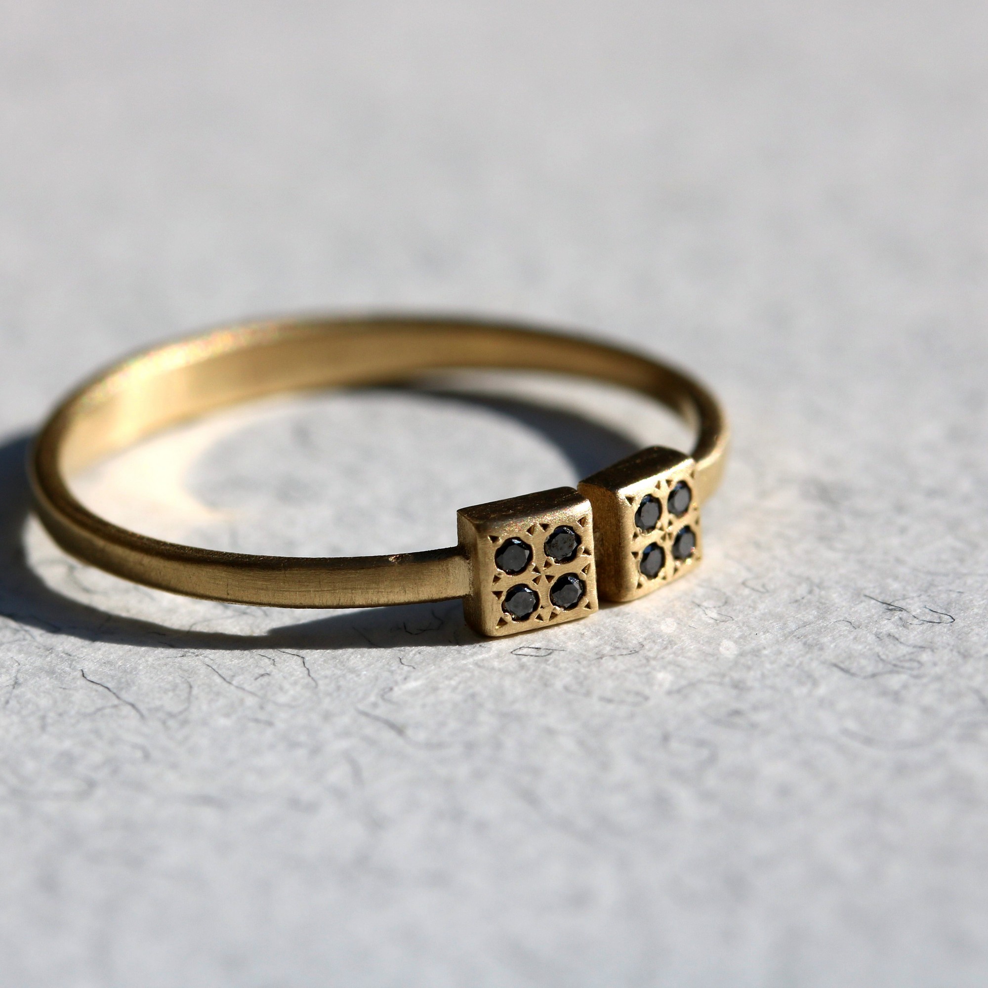 טבעת קוביות מרובעות יהלומים שחורים – תמונה 3