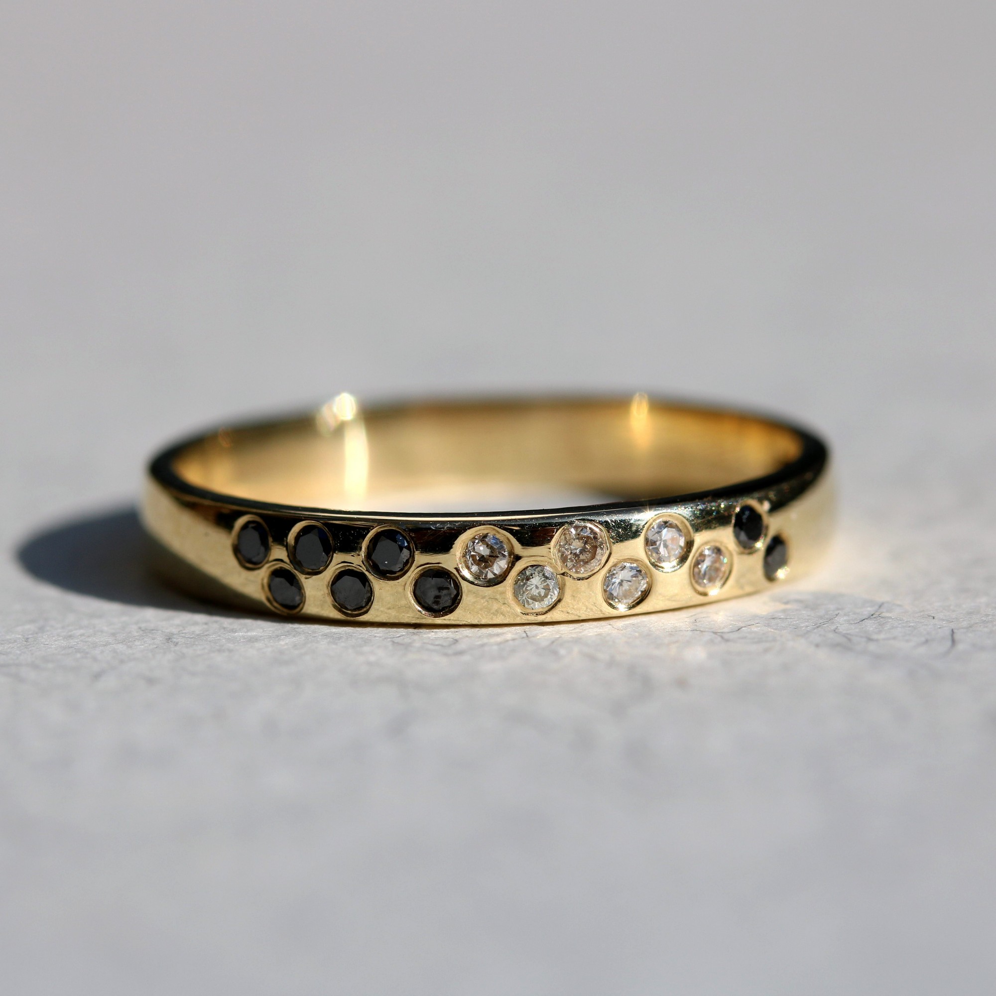 טבעת בשיבוץ יהלומים שחורים ולבנים – תמונה 6