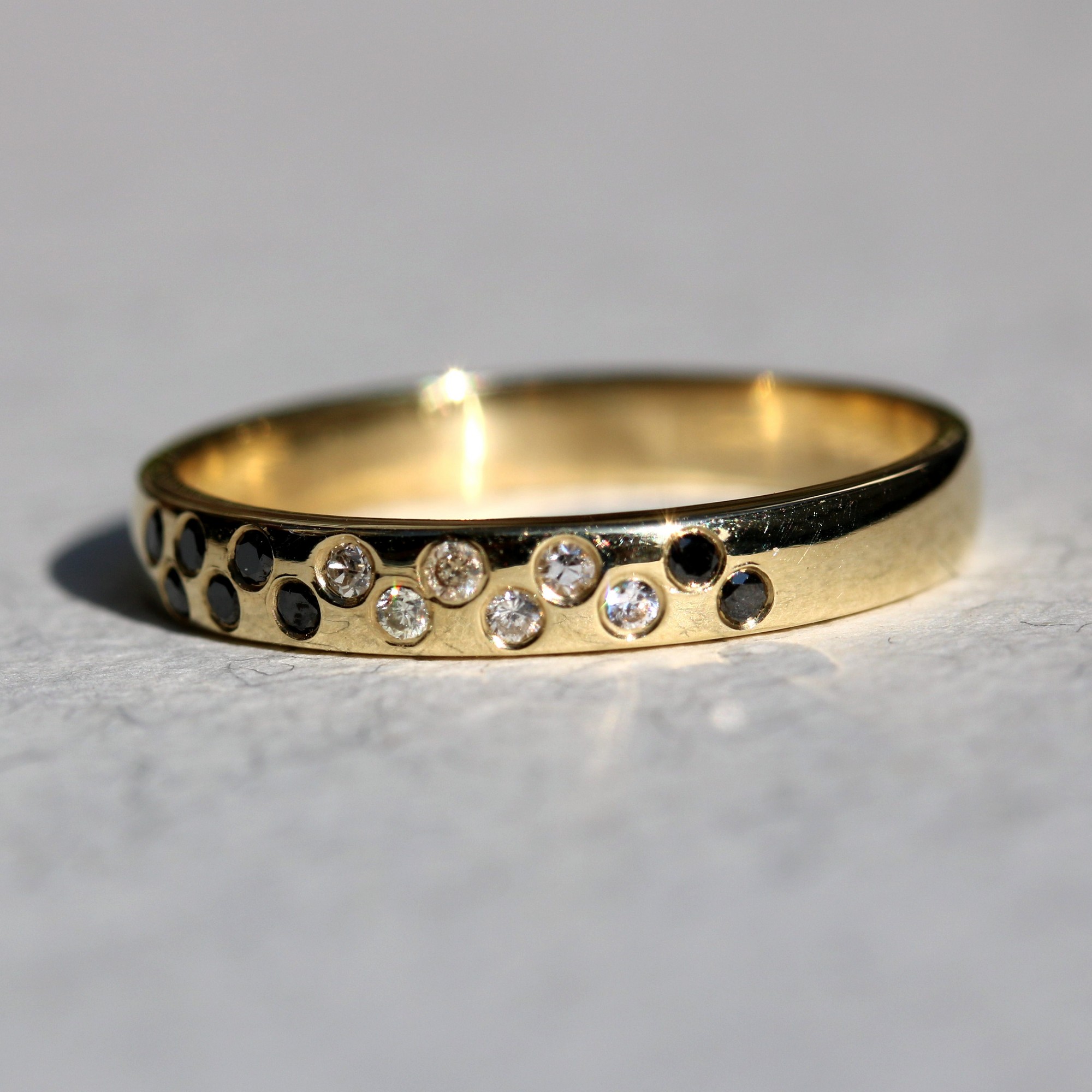 טבעת בשיבוץ יהלומים שחורים ולבנים