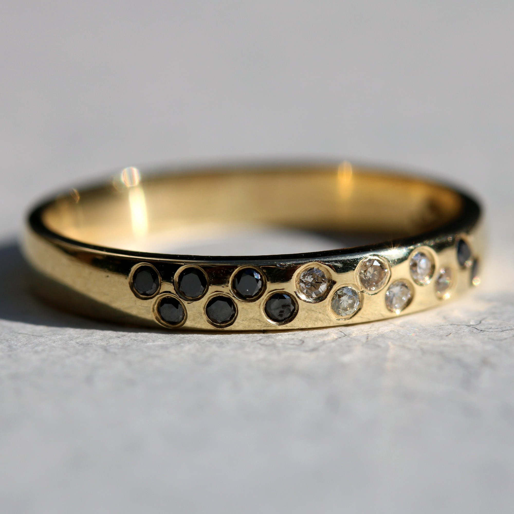 טבעת בשיבוץ יהלומים שחורים ולבנים – תמונה 4