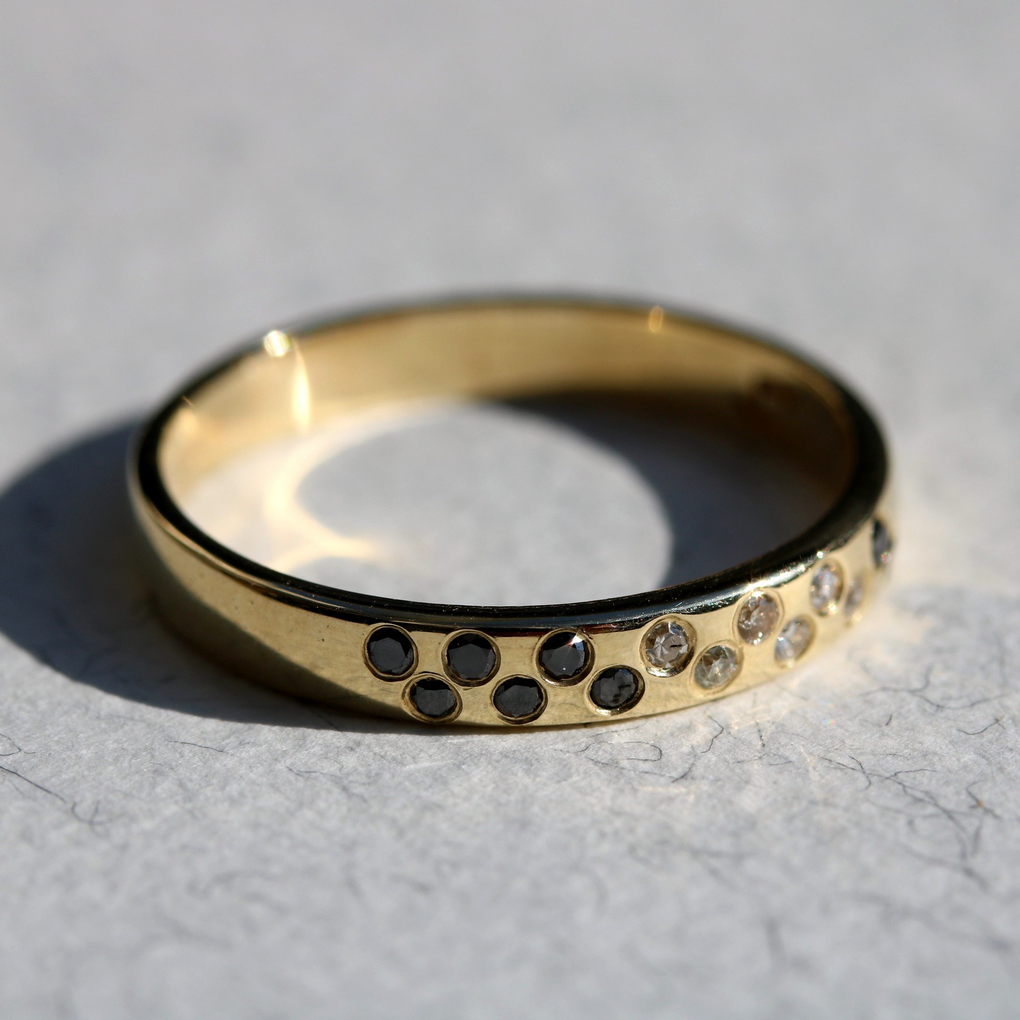 טבעת בשיבוץ יהלומים שחורים ולבנים – תמונה 3