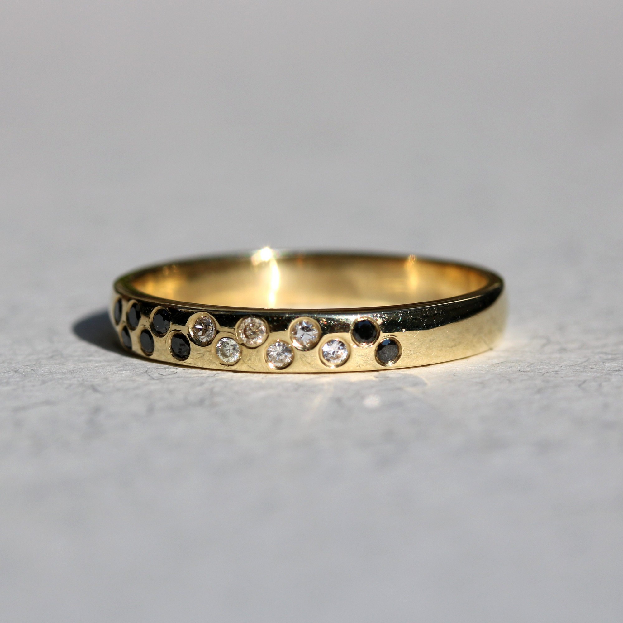 טבעת בשיבוץ יהלומים שחורים ולבנים – תמונה 2