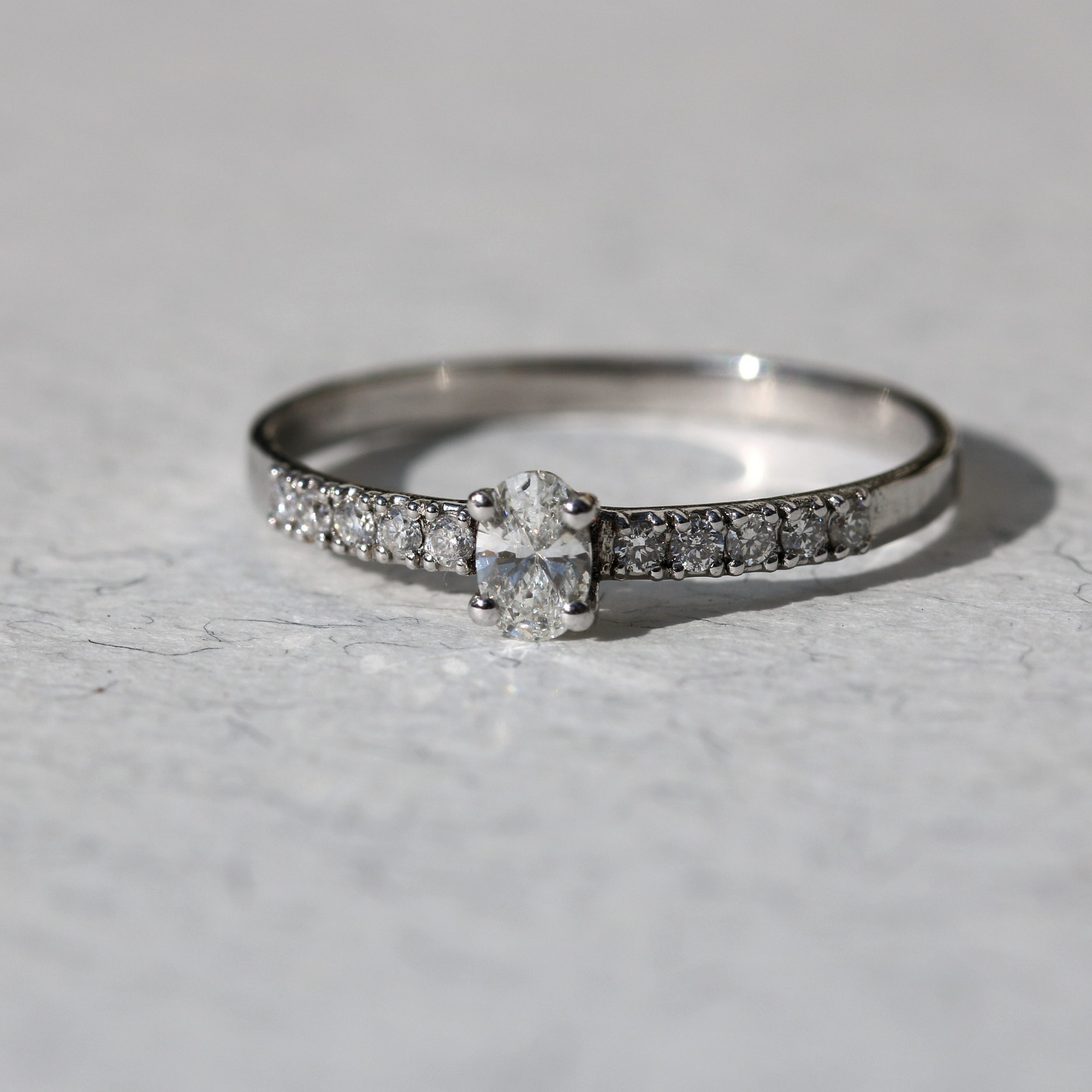 טבעת אירוסין יהלום אובלי – תמונה 2