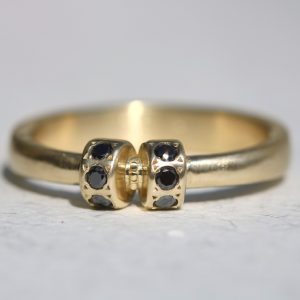 טבעת זהב 14K בשבוץ יהלומים שחורים