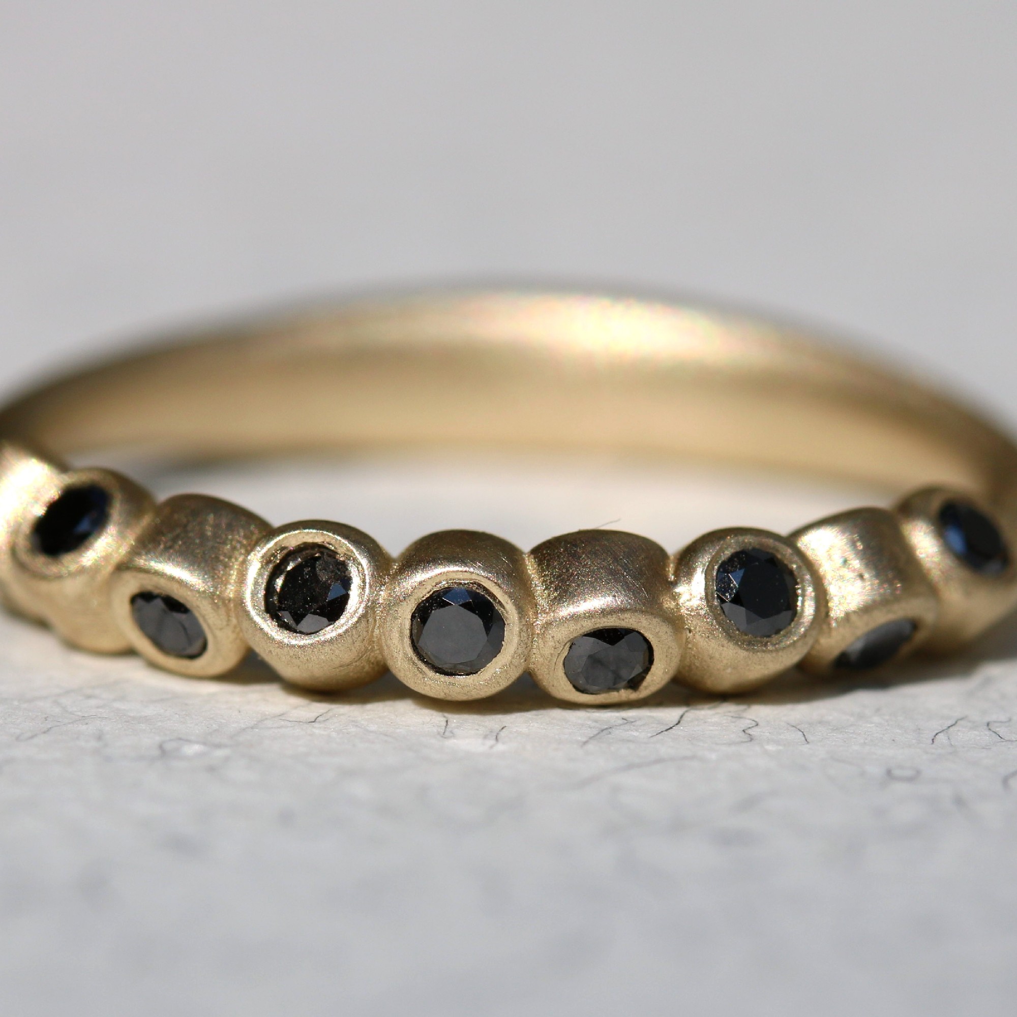 טבעת מרבה עיניים גדולה יהלומים שחורים – תמונה 4