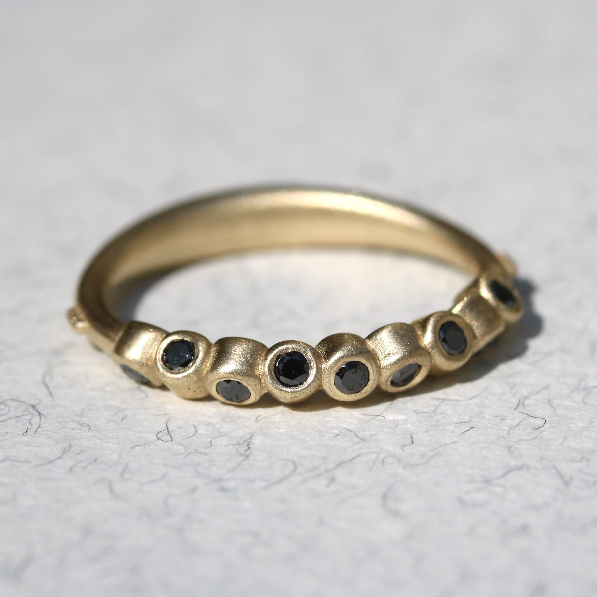 טבעת מרבה עיניים גדולה יהלומים שחורים – תמונה 2