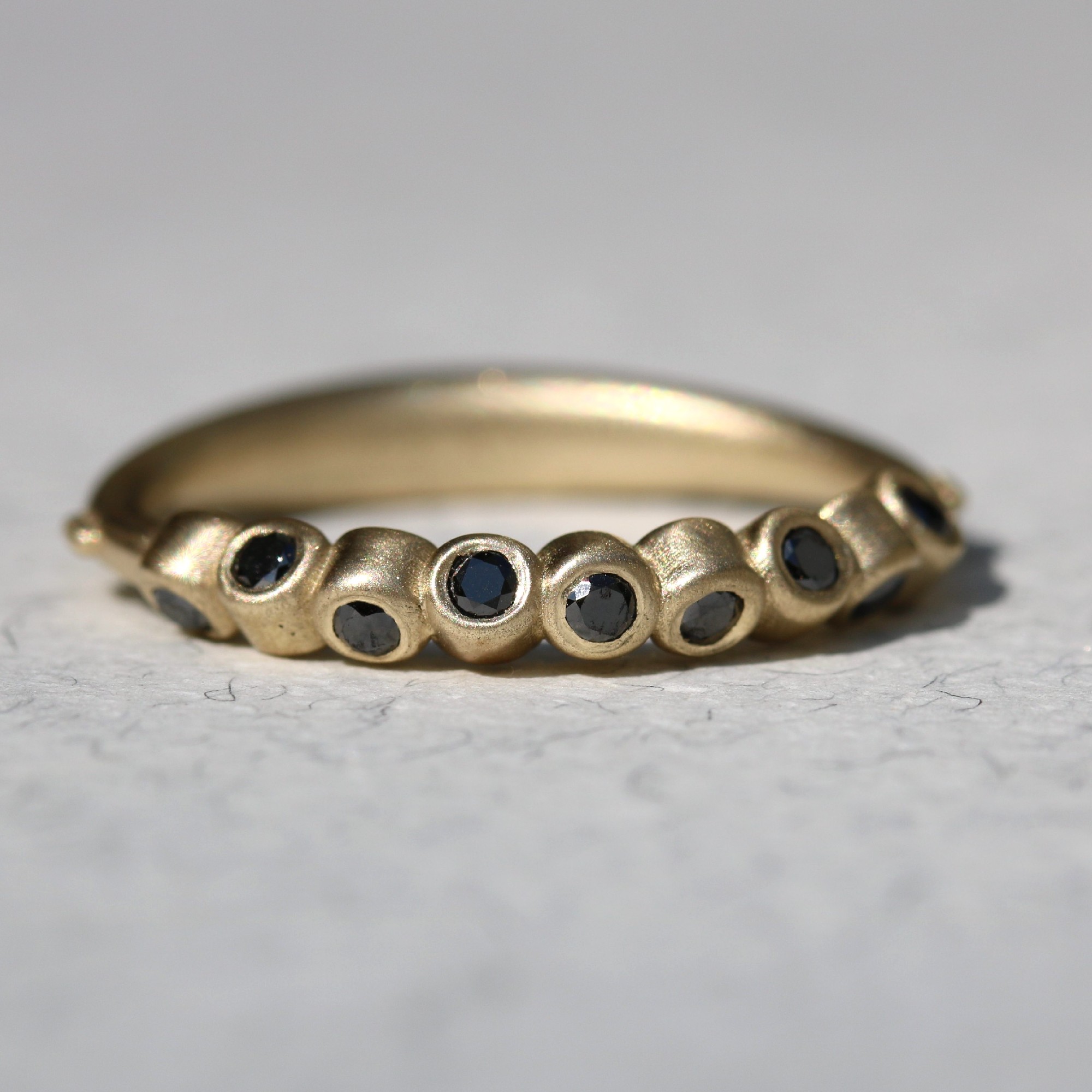 טבעת מרבה עיניים גדולה יהלומים שחורים – תמונה 3