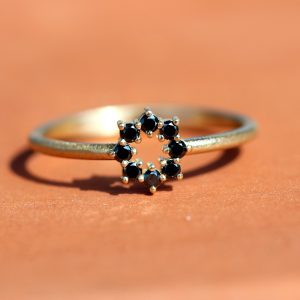 טבעת כתר עגול זהב ויהלומים שחורים