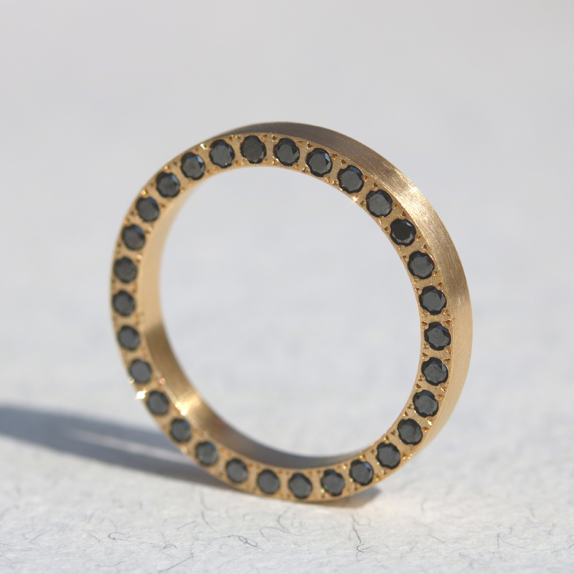 טבעת איטרניטי גדולה יהלומי צד שחורים – תמונה 2