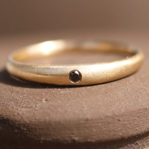 טבעת מעוגלת חלקה בשיבוץ יהלום שחור