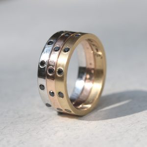 טבעות זהב בשלושה צבעים עם יהלומים שחורים