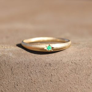 טבעת זהב בשיבוץ אמרלד