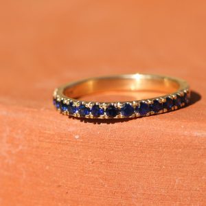 טבעת זהב בשיבוץ ספיר כחול